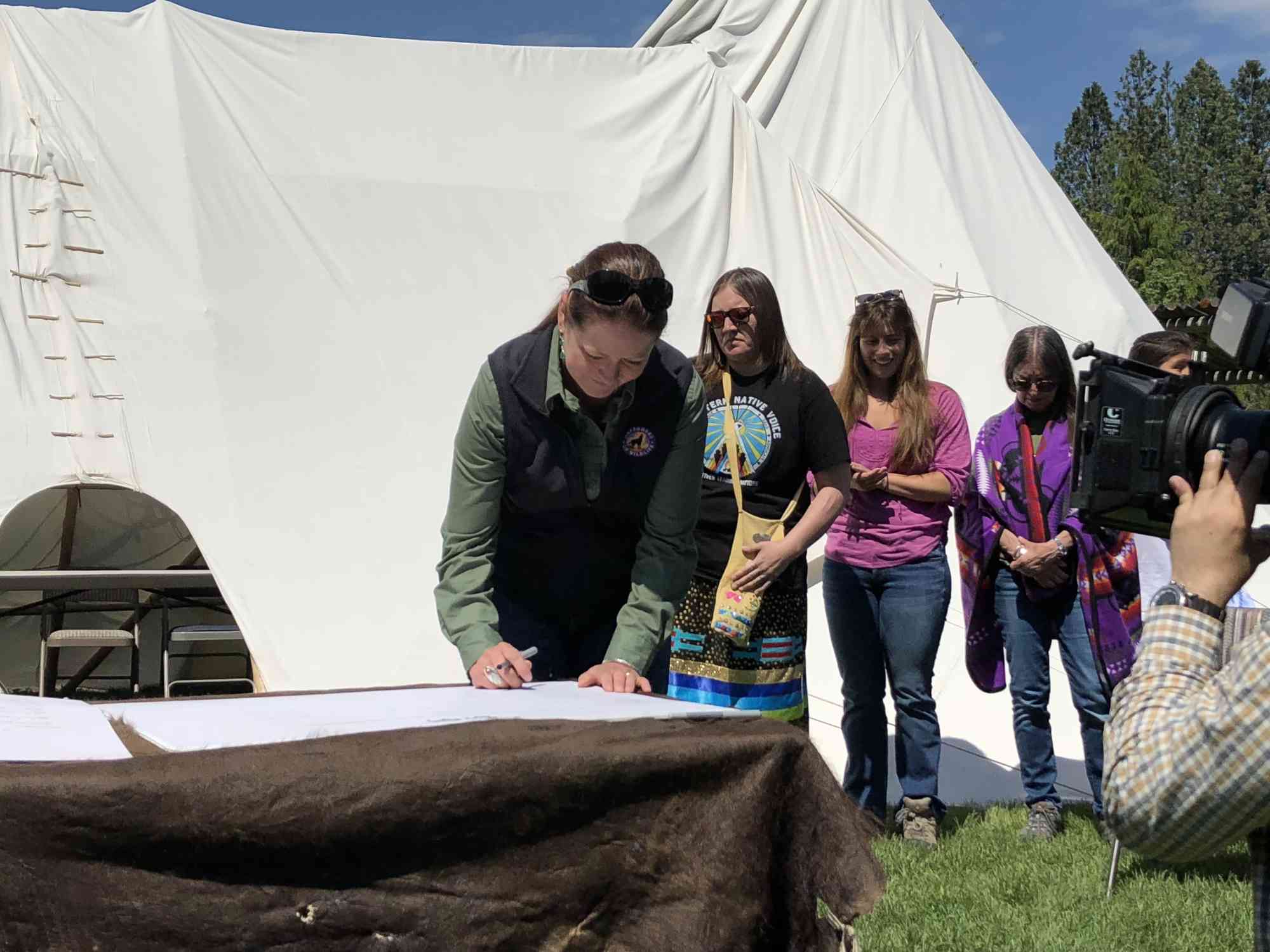 2018.5.22 - Buffalo Treaty - Chamois signing the treaty - Chamois Anderson - DOW